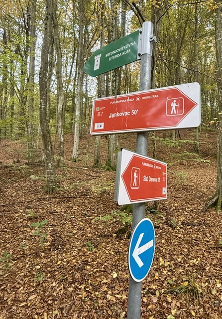 Planinarski smjerokazi na Nadzorničkoj stazi prema Jankovcu u Parku prirode Papuk.